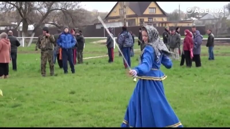 Фланкировка шашкой видео. Фланкировка казачьей шашкой девушки. Фланкировка казачьей шашкой видео. Ойся Тольятти 2019 казачий танец с шашками. Девушка с шашками.