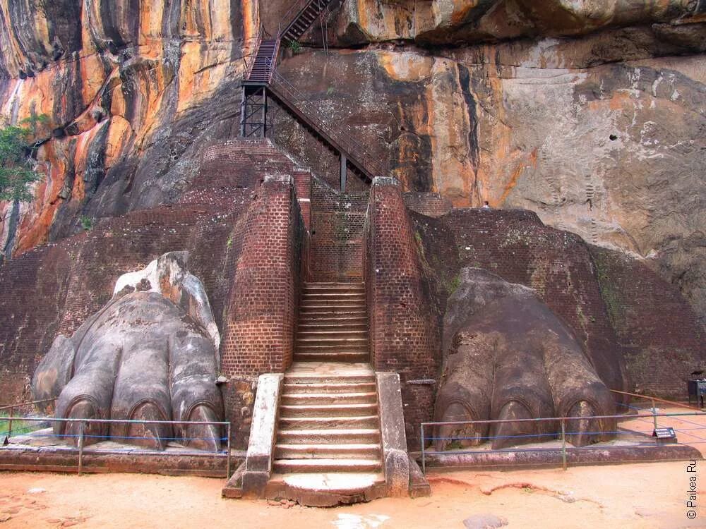 Степанакерт скала льва. Скала со львами. Львиная гора сигирия. Шри ланка сигирия мост. Скала со львами.