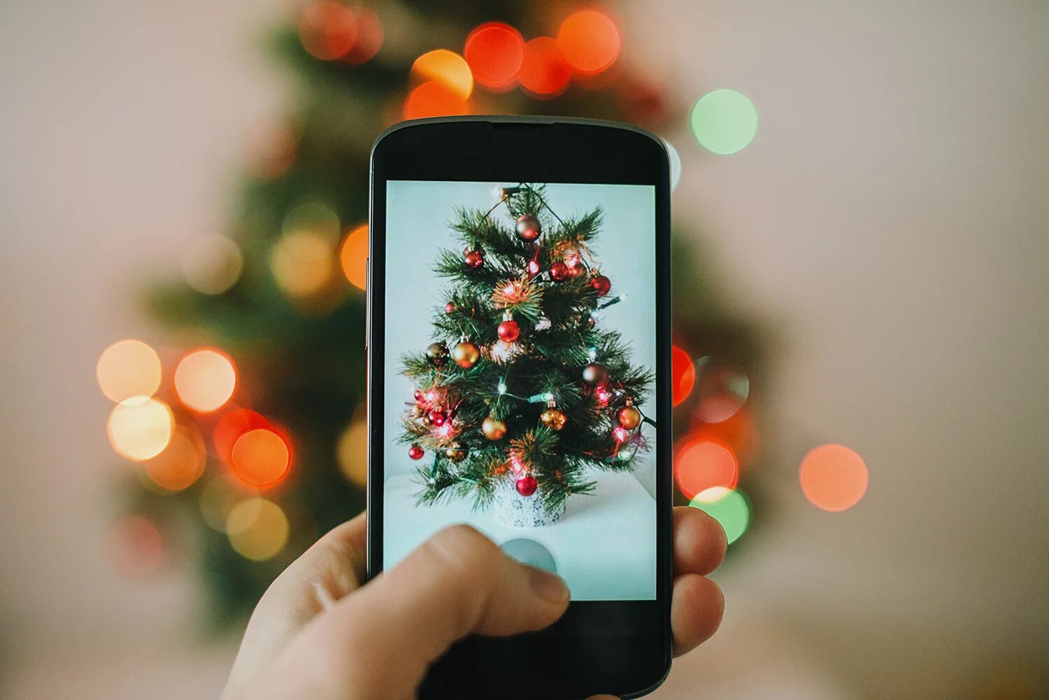 звонки айфон. смартфон звонок. звонок нового смартфона. телефон звонит. девушка с мобильным телефоном.