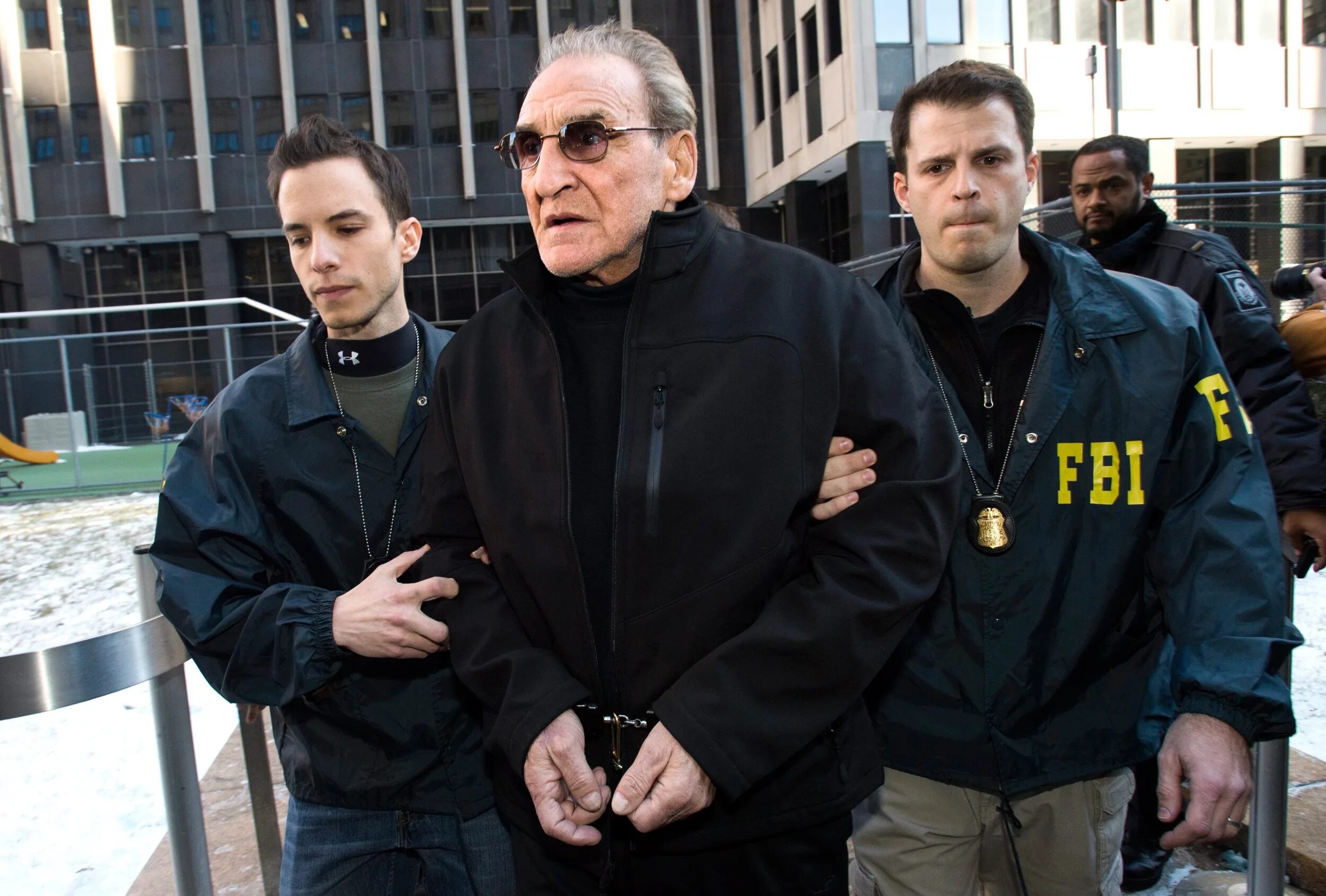 Русские мафиози фото. Итальянская мафия в америке. Аль капоне гангстеры чикаго. Джозеф пистоне донни. Агенты фбр сша.