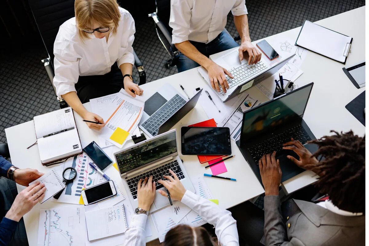 Начинающий бизнесмен. Бизнес иллюстрации. Творческий подход. Сотрудничество в коллективе. Корпоративное управление.