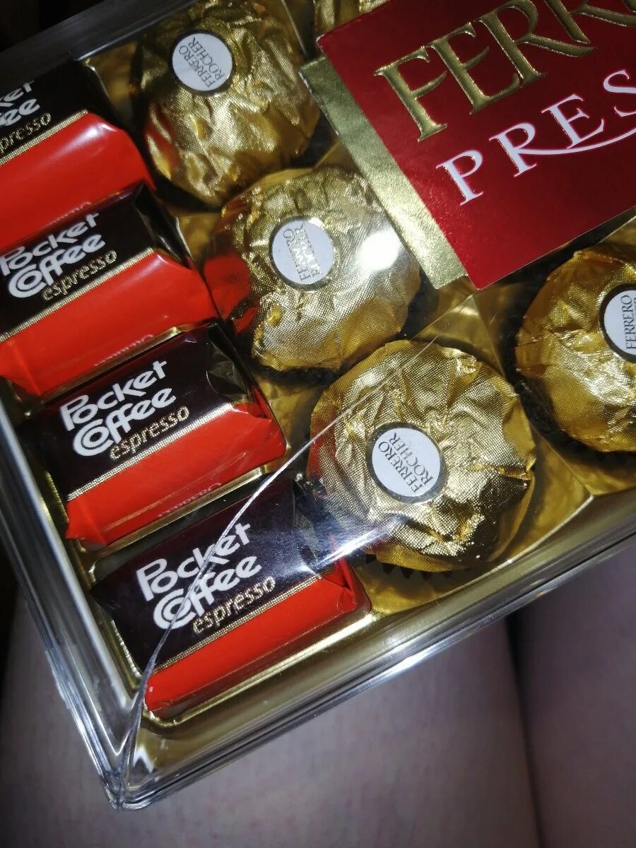 Купить ферероше. Набор конфет Ferrero Rocher Prestige, 246 г. Набор конфет Ferrero Rocher Prestige 254 г. Ferrero Rocher Raffaello набор. Набор конфет Рафаэлло и Ферреро.