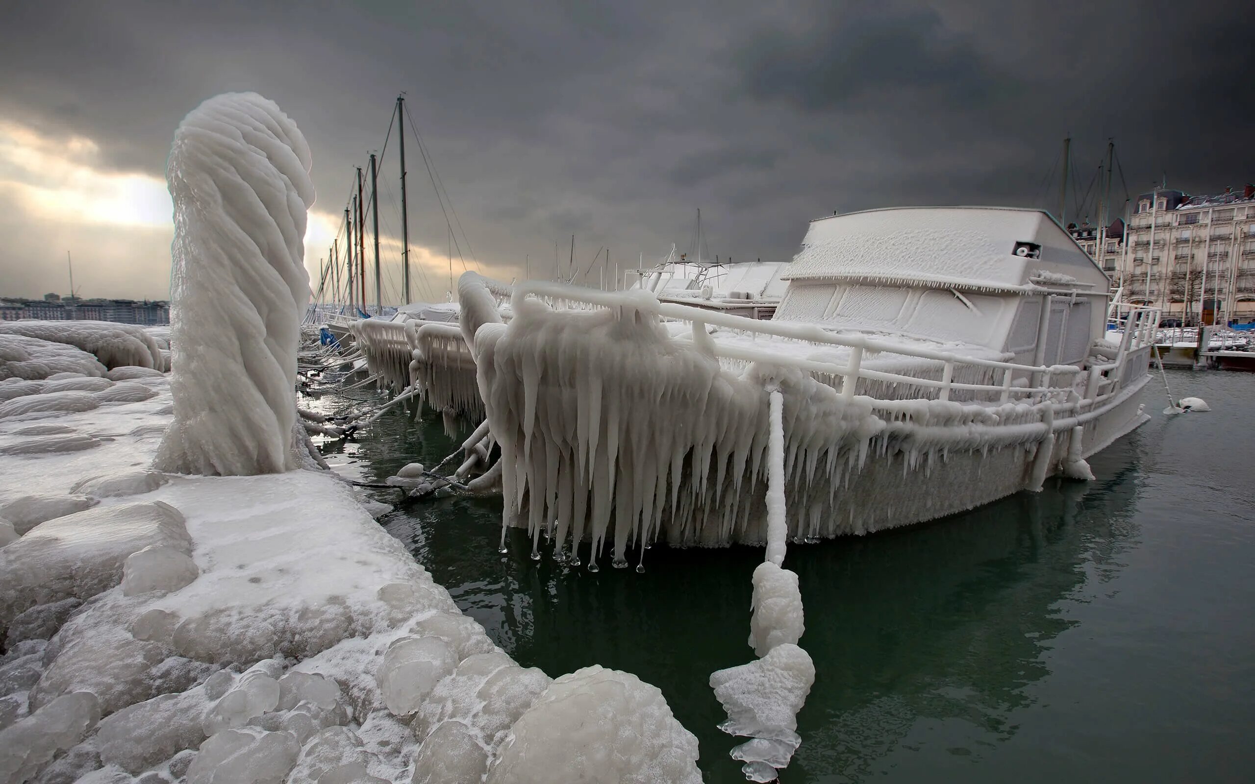 Ледяной шторм 2024. Замерзший Маяк на озере Мичиган. Ледяной шторм Швейцария 2005. Новороссийск ледяной шторм. Ледяной шторм 2023.