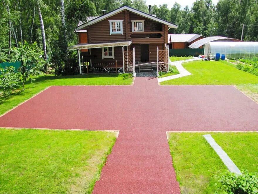Покрытие дорожек и площадок. Резиновая крошка в частном доме. Резиновая крошка покрытие для двора. Искусственный газон во дворе. Резиновое покрытие для двора частного.