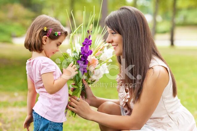 Сын с цветами для мамы. Цветы для мамы. Мама ребенок цветы. Мама с цветами. Сын дарит маме цветы.