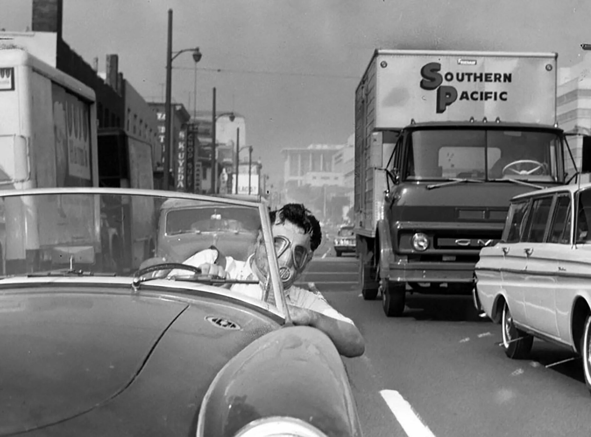История 76. Лос Анджелес 1966. Лос-Анджелес смог 1952. Смог Лос-анджелесский 20 века. Игры на улице 60 годы.