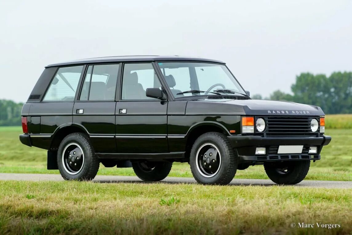 Ленд ровер 1 поколение. Range Rover 1990. Ленд Ровер Рендж Ровер 1990. Range Rover 1980. Ленд Ровер Рендж Ровер 1.