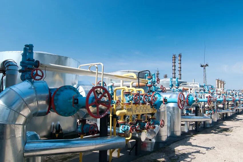 Системы нефть и газ балтия калининград. Трубы для нефтегазовой отрасли. Завод нефтяного и газового оборудования. Gas processing plant. Химический завод внутри.