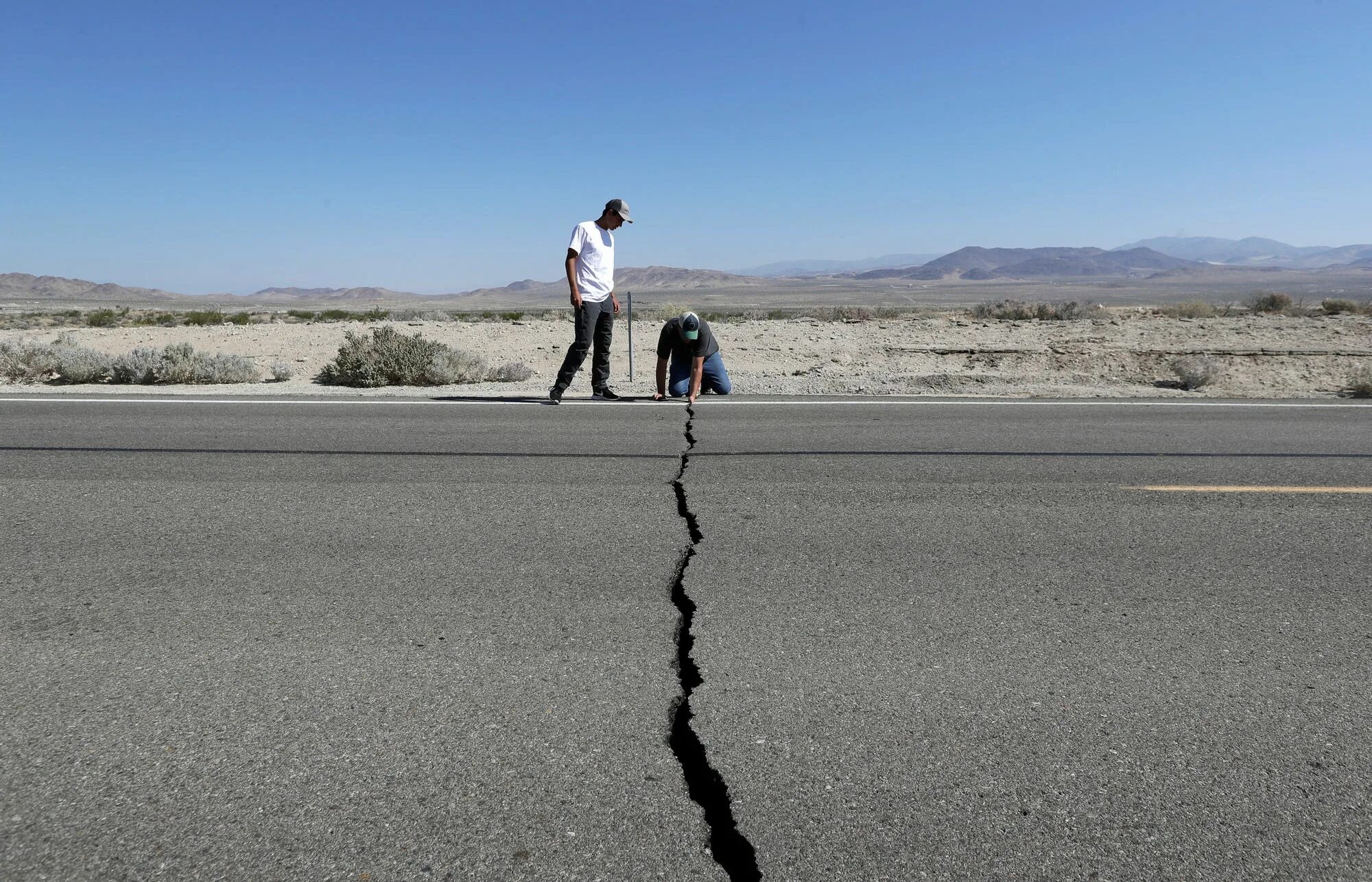 Внимание землетрясение. Землетрясение разлом на асфальте. Калифорния землетрясение. Калифорнийское землетрясение. Слабое землетрясение.