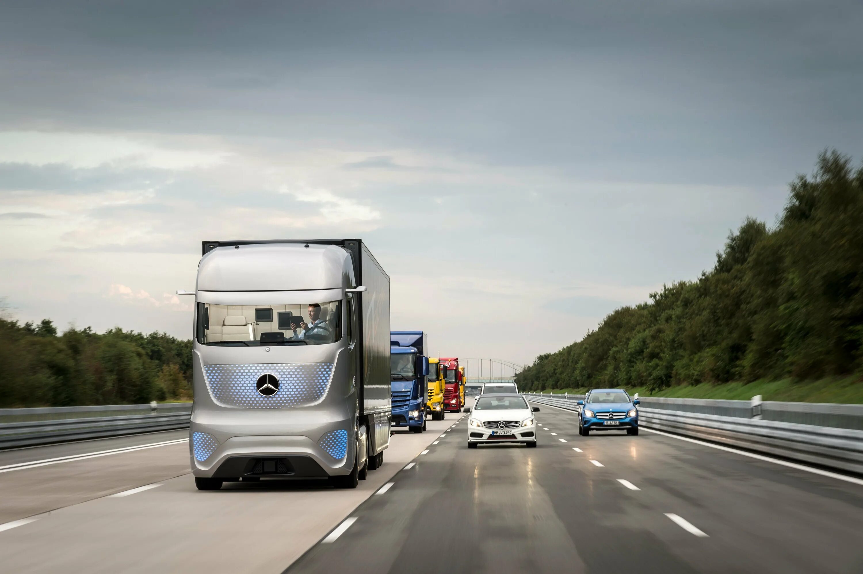 Машины автобусы грузовики. Mercedes Benz 2025. Mercedes Benz Future Truck. Mercedes Future Truck 2025. Mercedes Benz 2014 грузовая.
