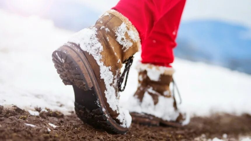 Зимняя обувь на снегу. Обувь на зимний период для женщин. Требования к зимней обуви. Шаги от ботинок зимой. Как правильно выбрать зимний
