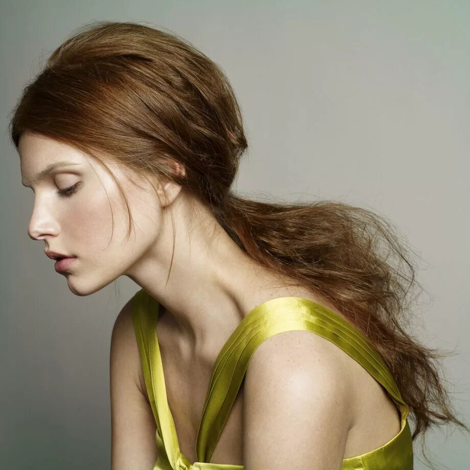 Красивые высокие прически. Прическа высокая гулька. Айшварья рай прически. Гладкие прически. Дженнифер лоуренс анфас.