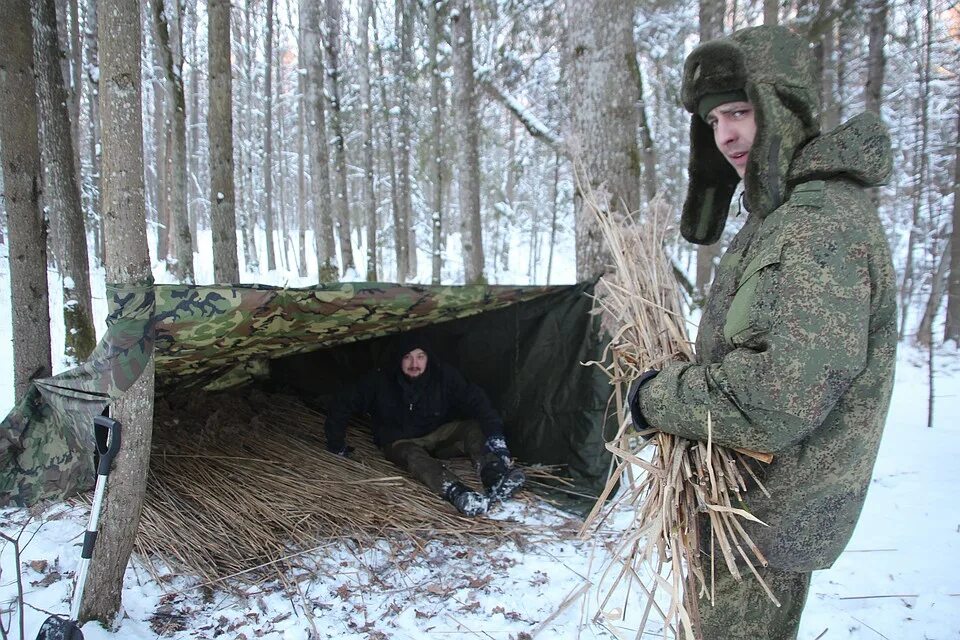 Бушкрафт хижины. Зимнее убежище в лесу. Теплое укрытие. Бушкрафт укрытие. Шалаш из снега.