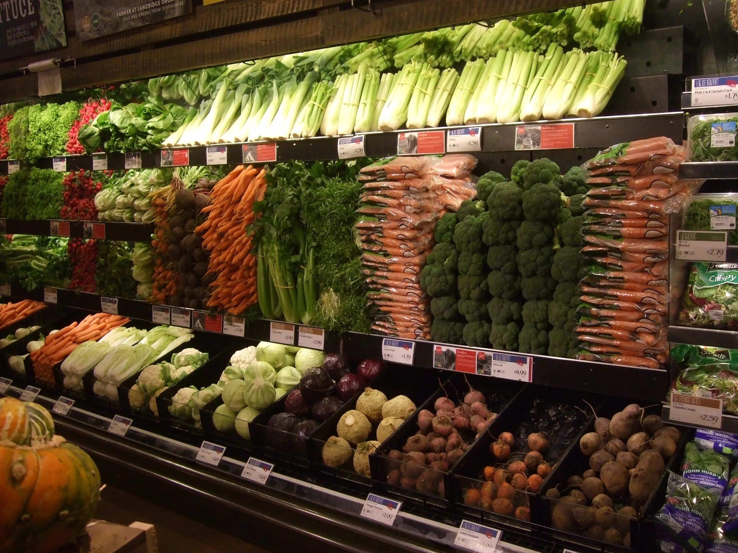 Vegetables shop. Выкладка овощей и фруктов. Овощной отдел. Выкладка овощей и фруктов в супермаркете. Фрукты овощи ассортимент.