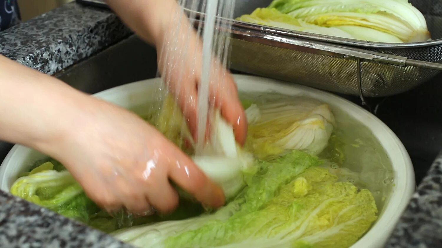 Почему горчит пекинская. Капуста Чимчи (Cabbage chimchi). Мытье капусты. Кимчи из пекинской капусты. Пекинская капуста в рассоле.