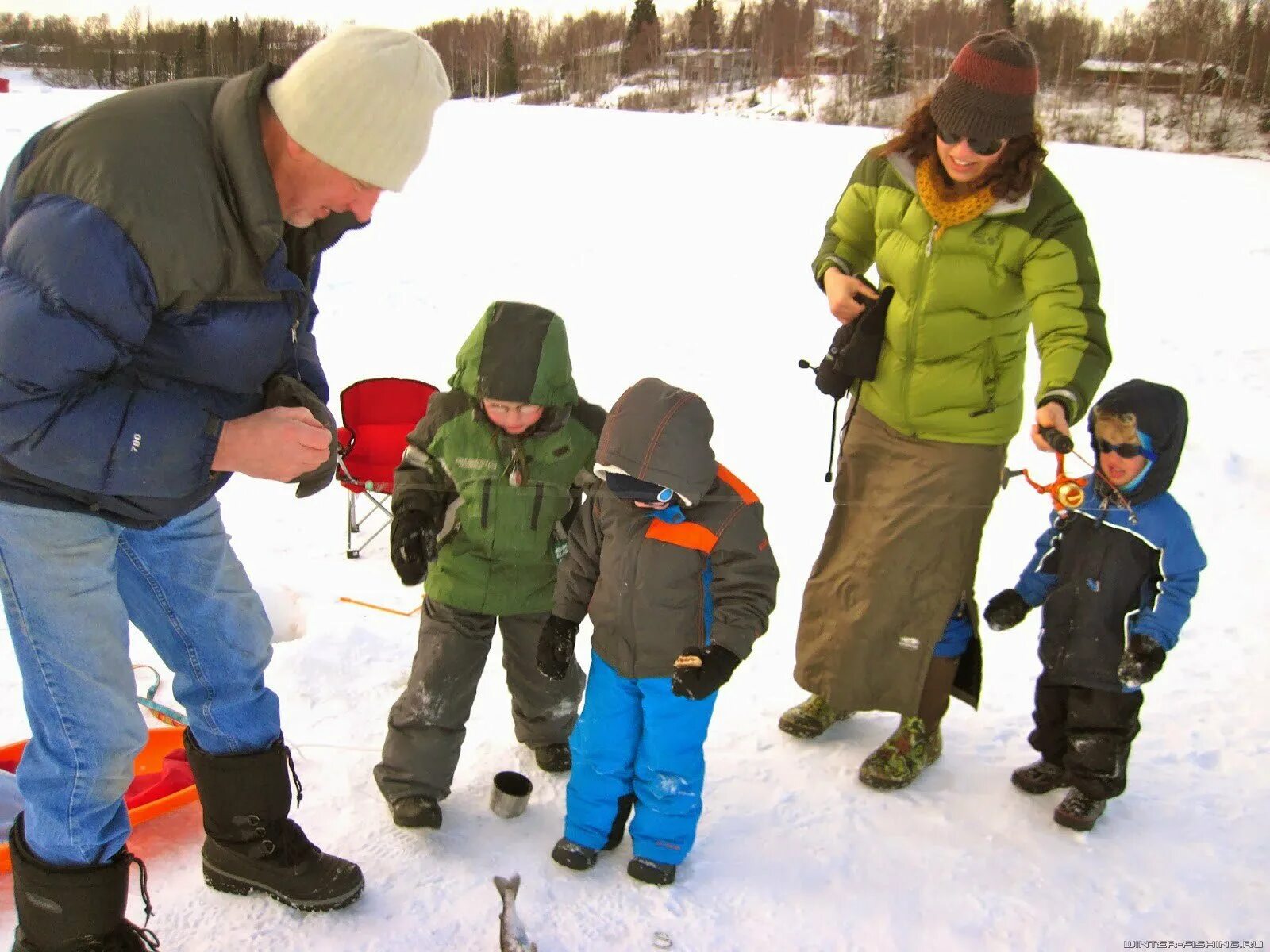 Зимняя рыбалка для детей. Дети на зимней рыбалке. Зимняя рыбалка фотосессия. Дети на зимней рыбалке. Дети на рыбалке зимой.