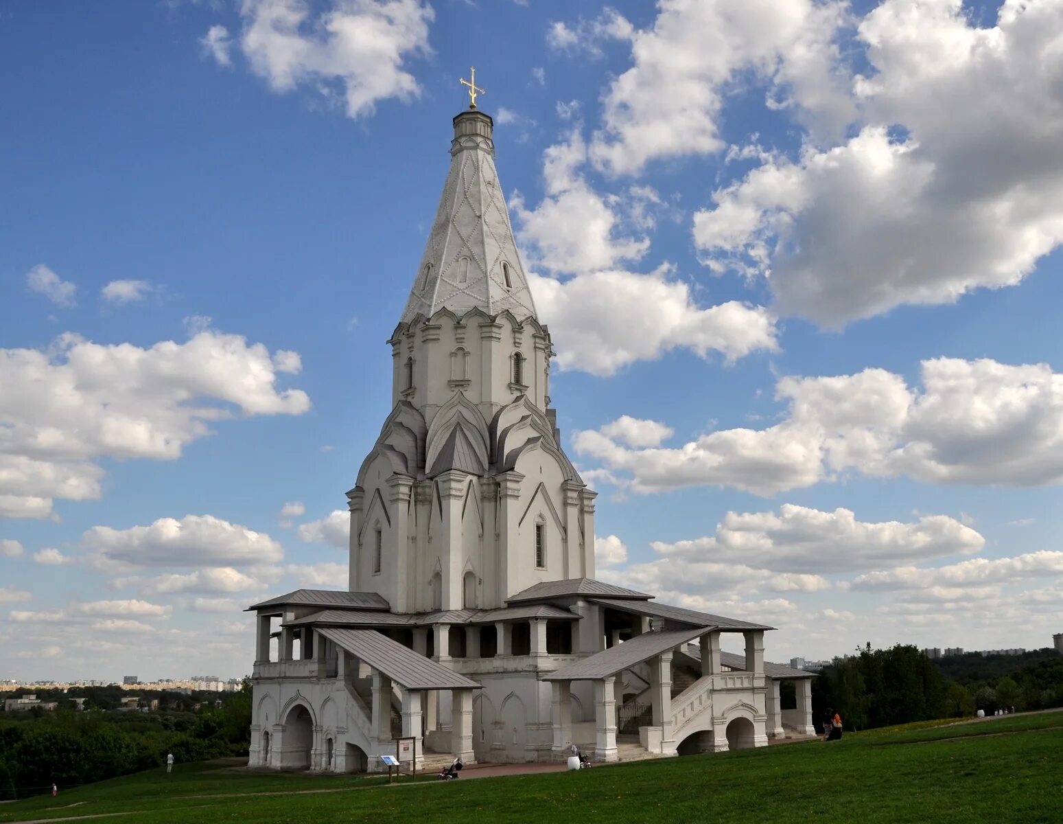 Коломенская царицыно. Царицыно Коломенское. Церковь Вознесения в Коломенском снизу вверх. Измайлово Царицыно. Шатер на набережной Коломенское.