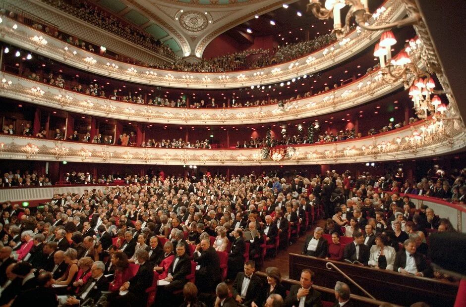 Театр со зрителями. Ковент Гарден театр. Королевский оперный театр в Лондоне. Зрительный зал Ковент Гарден. Сцена опера Ковент Гарден.