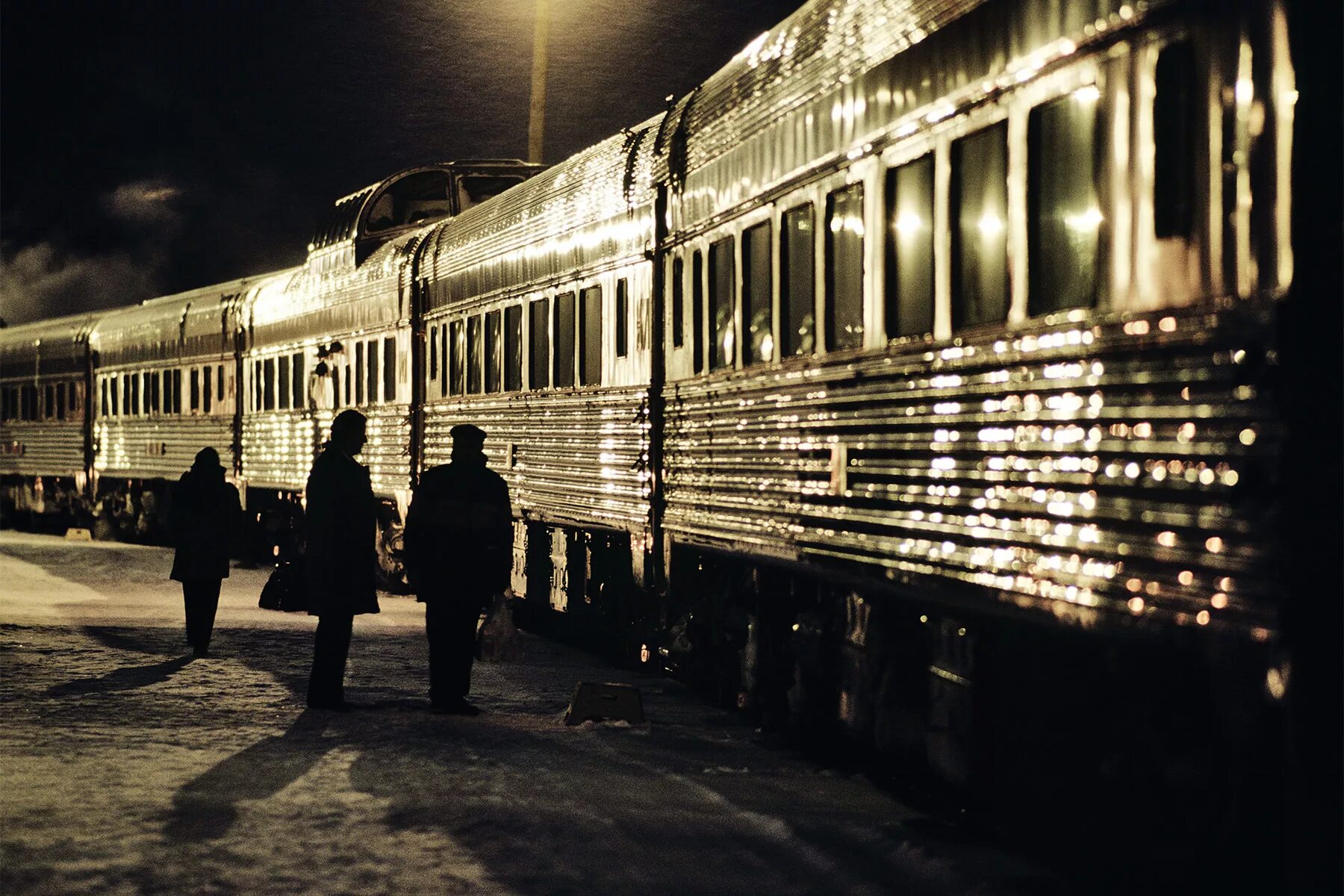 Поезд ночью. Поезд на перроне. Перрон вокзала. Поезд на вокзале.