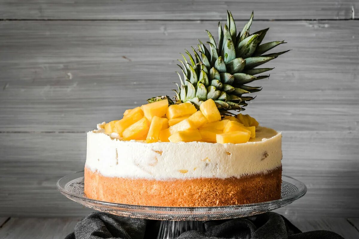 Торт в виде ананаса. Украшение торта ананасами. Торт с амонгасом. Торт украшенный ананасами. С чем сочетается ананас в торте.