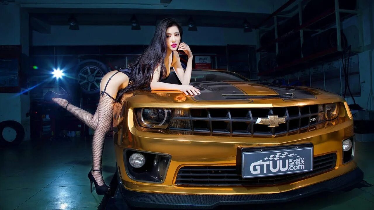 Музыканты путешествуют в машин. Фотосессия в гараже девушка. Девушки и автомобили обои. Красивые девушки и автомобили. Гитара в машине.