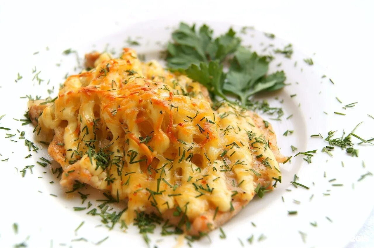 рыба по лугански. рыба по-лугански рецепт. горбуша на овощной подушке в духовке. филе горбуши с помидорами и сыром. горбуша под сыром в духовке.