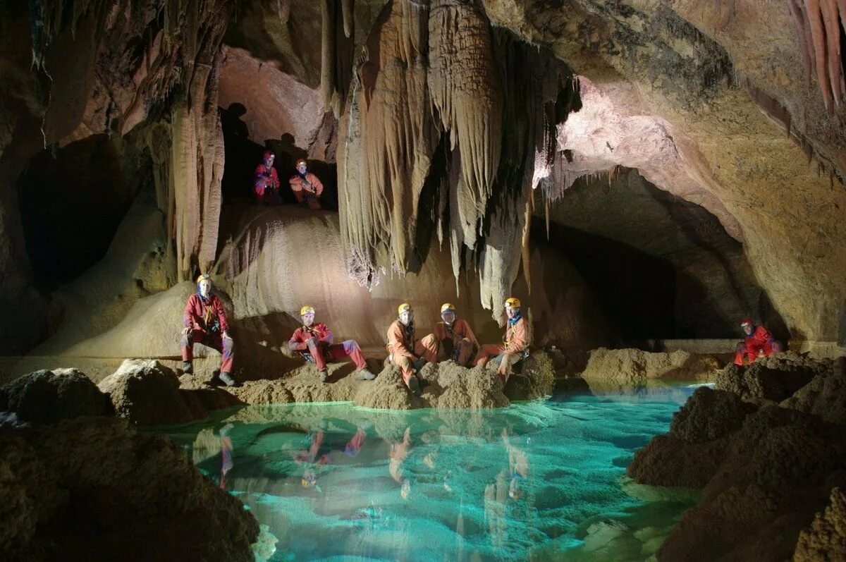 Пещера эса. Пещера Санктум ласточек. Эспириту эса ала пещера. Пещера esa-Ala в Папуа новая Гвинея.