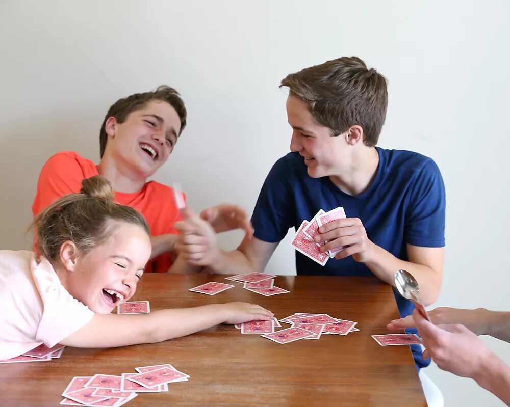 Cards playing games. Карточная игра для семьи. Настольные игры в кругу друзей. Kids playing Cards. Дети играют в карточную игру.