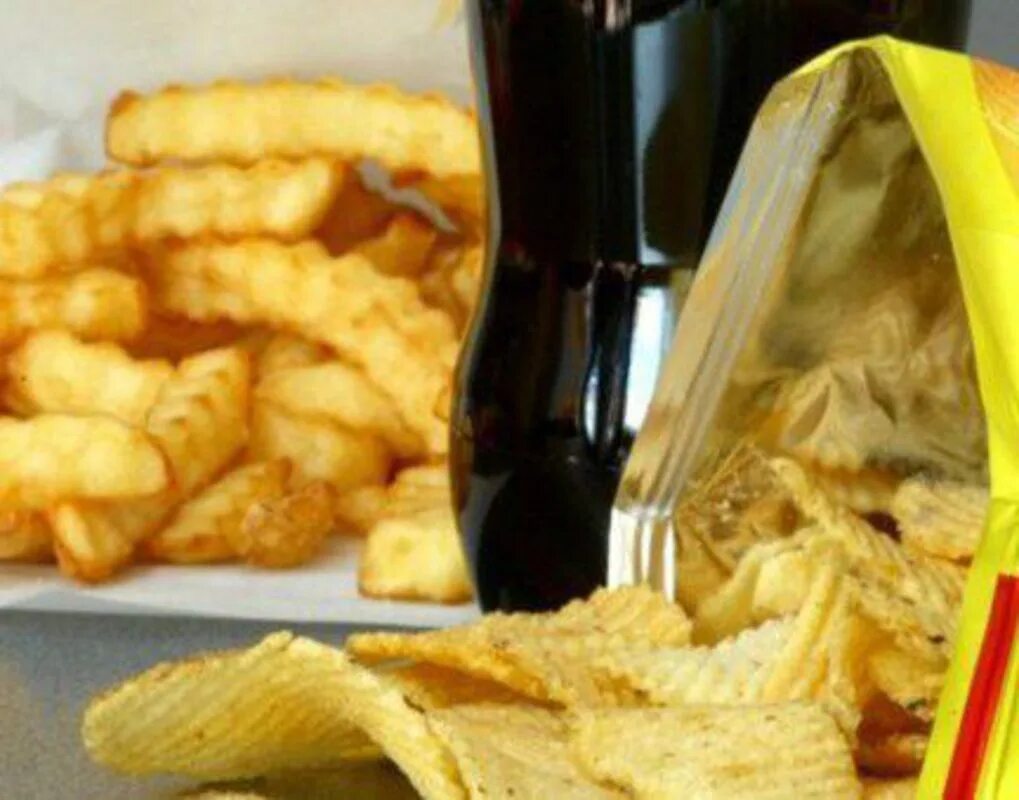 Чипсы пепси. Сухарики и газировка. Чипсы сухарики кола. Вредная еда чипсы. Чипсы.