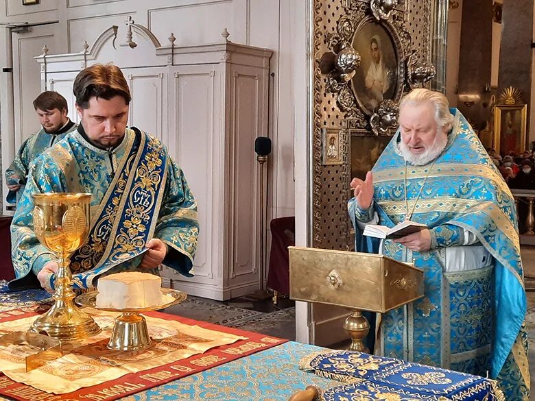 отец владимир агриков мытищи. храм благовещения пресвятой богородицы в тайнинском отец владимир. село тайнинское храм благовещения пресвятой богородицы настоятель. благовещение пресвятой богородицы служба в храме. церковь ночью.