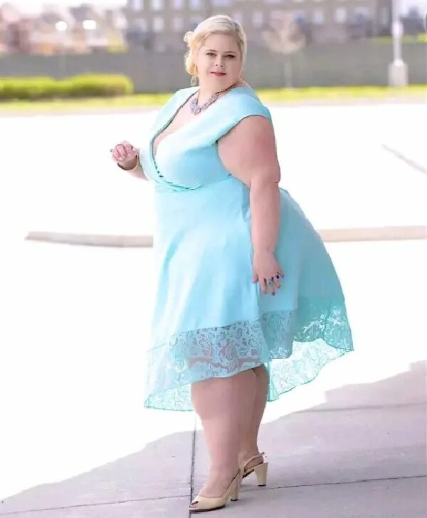 This Plus-Size Blogger's Bathing Suit Picture Went Viral For An Unexpected Reaso