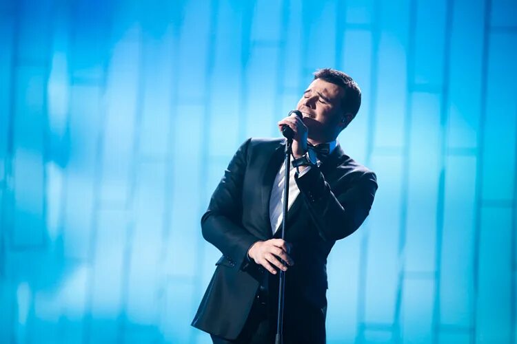 Парень поет. Мужчина с микрофоном. Мужчина с микрофоном. Мужчина поет в микрофон. Парни которые поют.