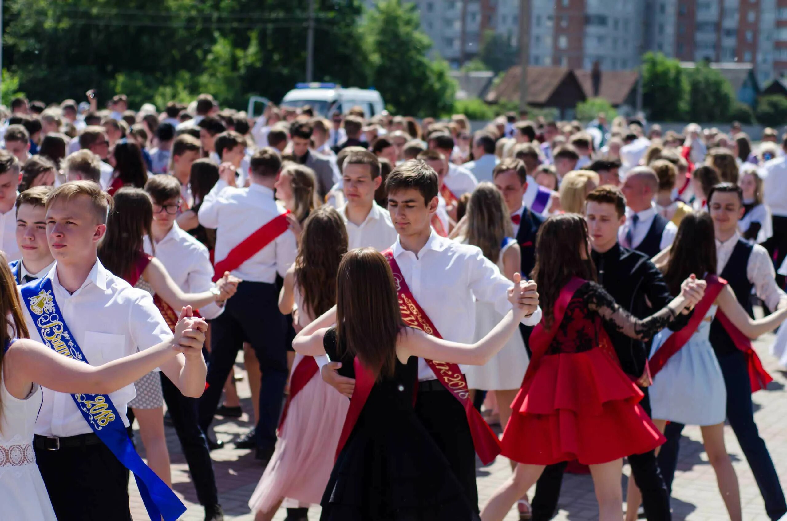 Вальс на выпускной 2024. Вальс выпускников. Вальс выпускников на последний звонок. Выпускники танцуют. Выпускной танец.