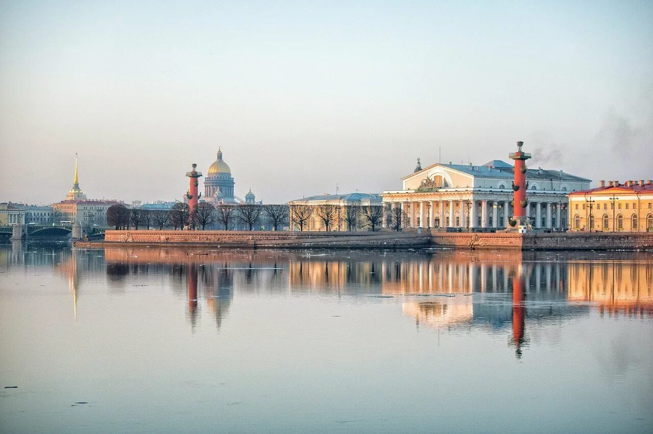 Кадры санкт петербург. Санкт-Петербург Нева. Стрелка Васильевского острова панорама. Вид на Неву Санкт-Петербург. Панорама Питер Нева.