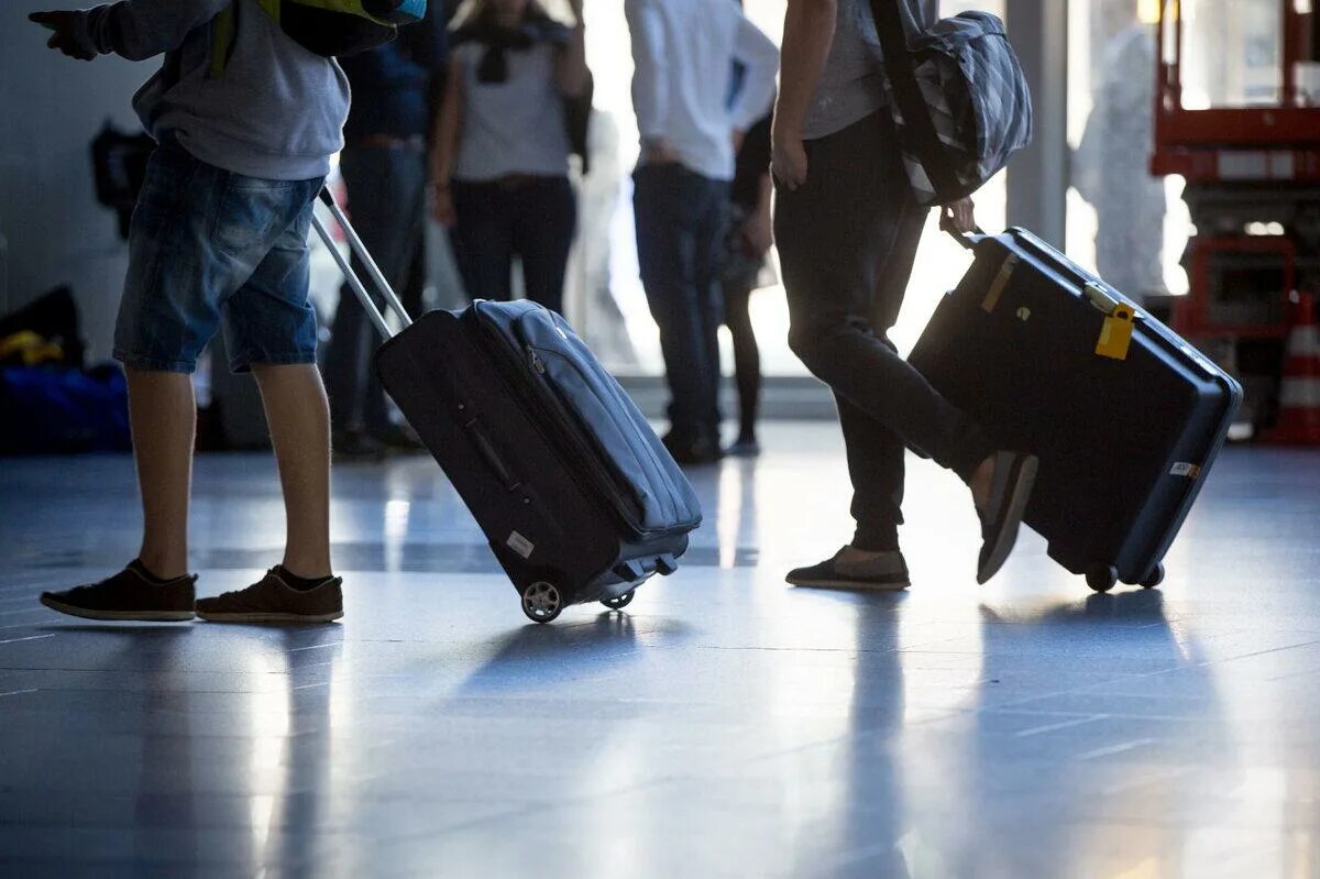 Можно ли банкротам за границу. Люди с чемоданами в аэропорту. Турист с чемоданом. Человек с чемоданом. Туристы в аэропорту.