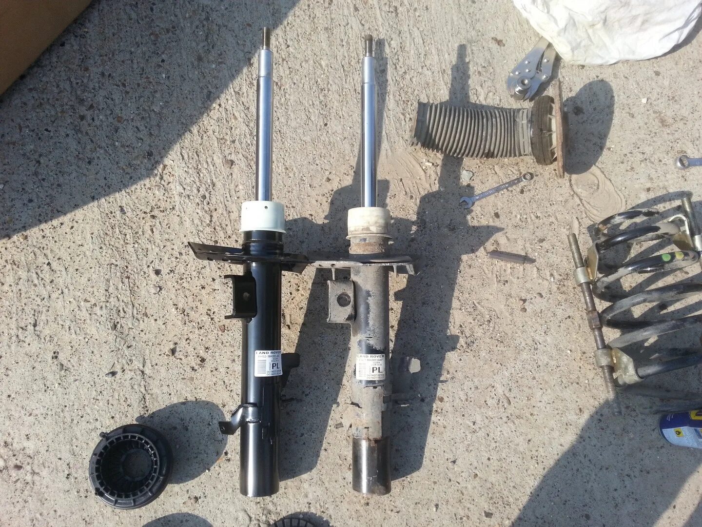 Передние стойки фрилендер 2. Lr001174. стойки амортизатора задние land rover freelander. стойка передняя фрилендер 1. задняя стойка фрилендер 2.