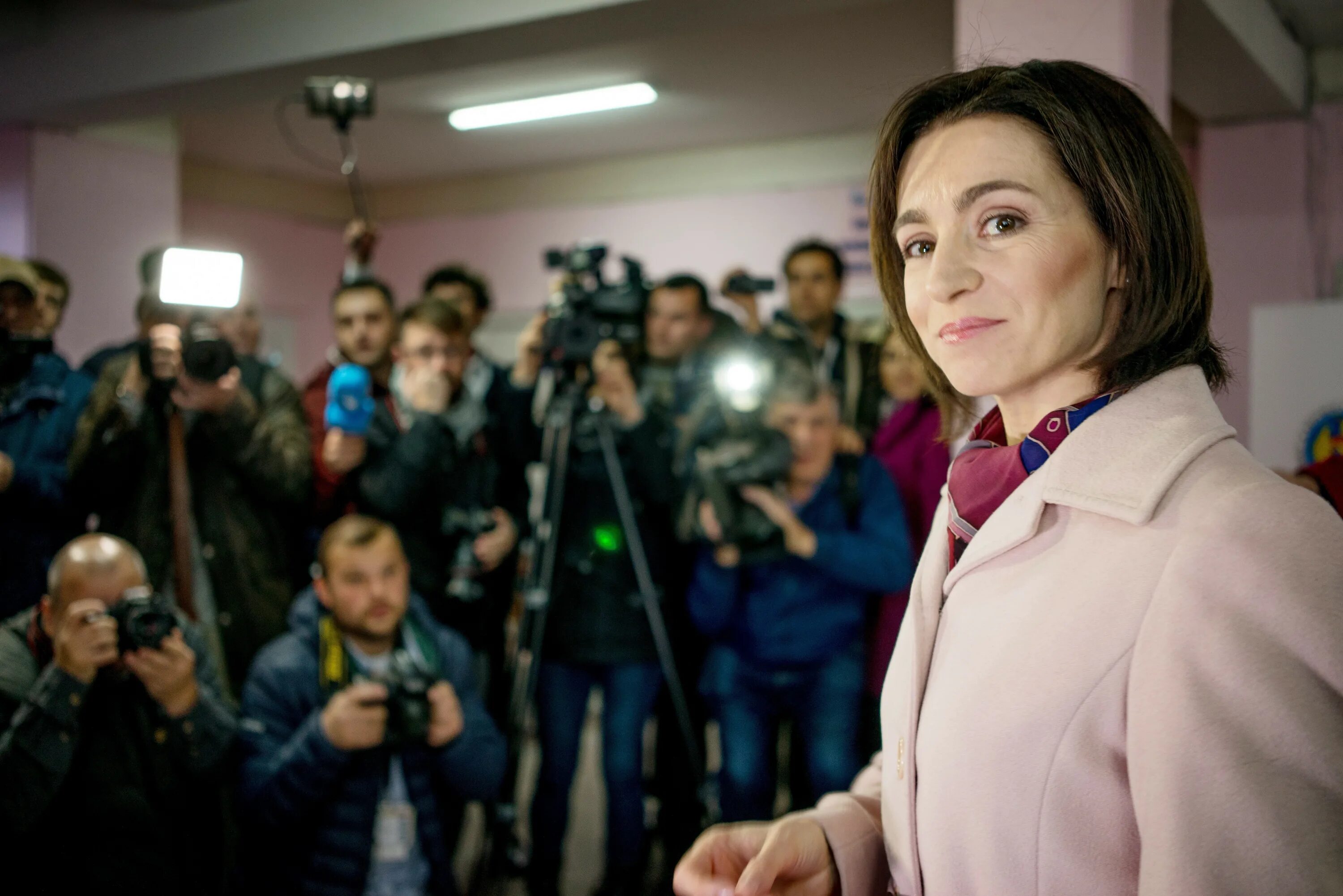 Майя григорьевна санду. Майя санду. Майя санду бельцы. Премьер-министр молдавии майя санду ножки. Премьер-министр молдавии майя санду.