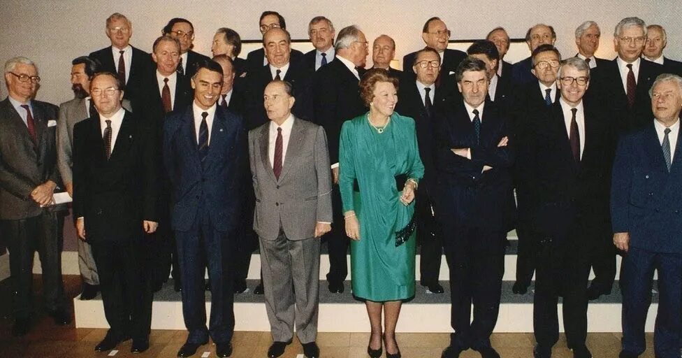Соглашение 1993. ЕС 1993. Maastricht Treaty. Подписание договора ЕС. Маастрихтский договор 1991 года фото.