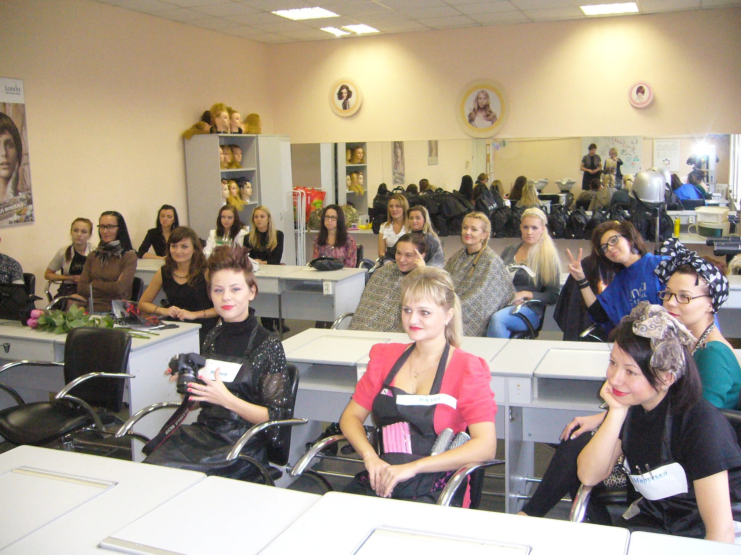 Обучающий центр. Институты для стилистов. Нкпи парикмахерское искусство новосибирск. Парикмахерское мастерство. Салон парикмахерская.