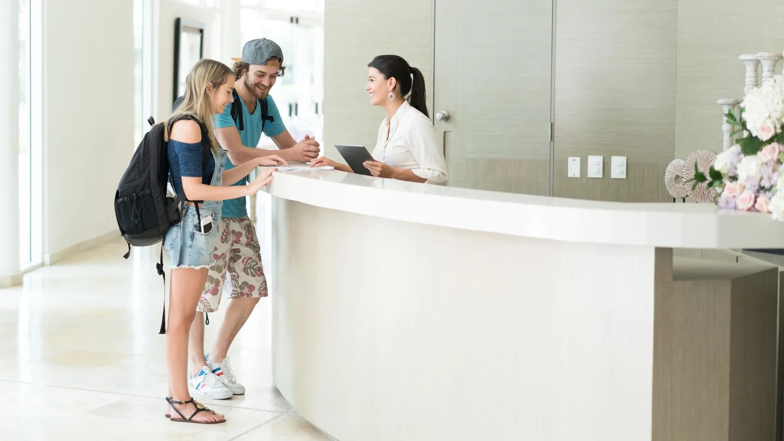 Checkout hotel. Персонал в отеле. Гостинично ресторанный бизнес. На ресепшене в отеле. Check in check out таблички.