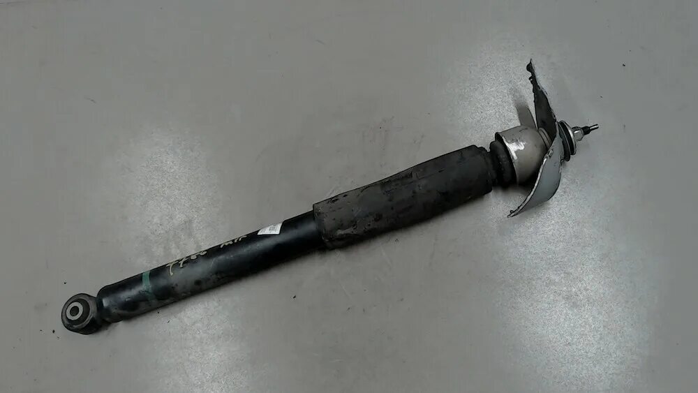 Задний амортизатор мазда 3 bl. Bgv428910. Стойка амортизатора задняя мазда 3. Амортизатор задний мазда 3 bl. Ford 2068019 амортизатор.