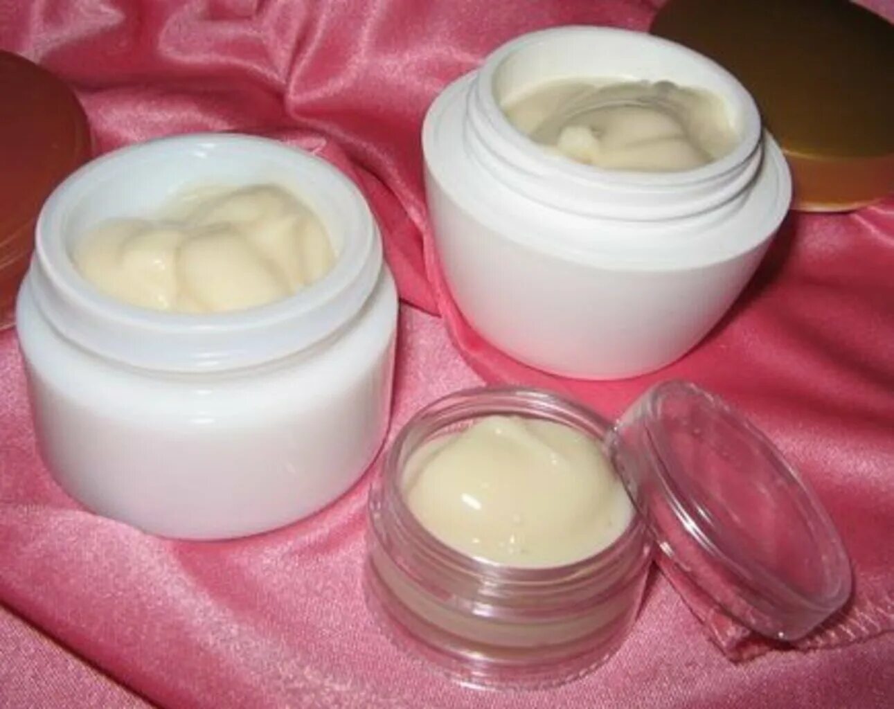 Приготовление домашнего крема для лица. Домашний крем для лица. Домашний крем. Домашний крем. Крем домашнего изготовления.