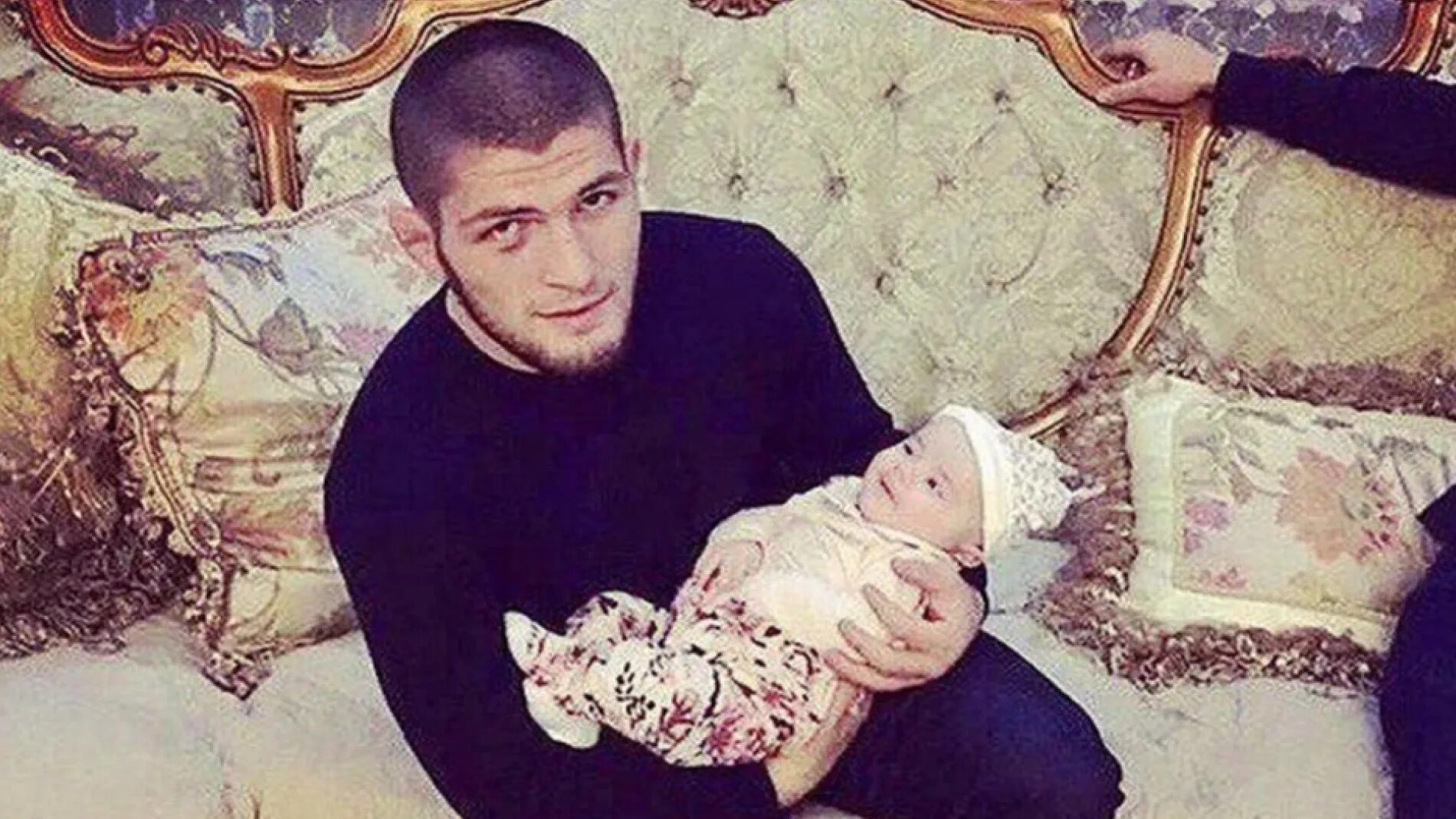 Есть ли у хабиба дети. Есть ли у хабиба дети. Дети хабиба нурмагомедова. Магомед абдусаламов 2022. Жена хабиба нурмагомедова.