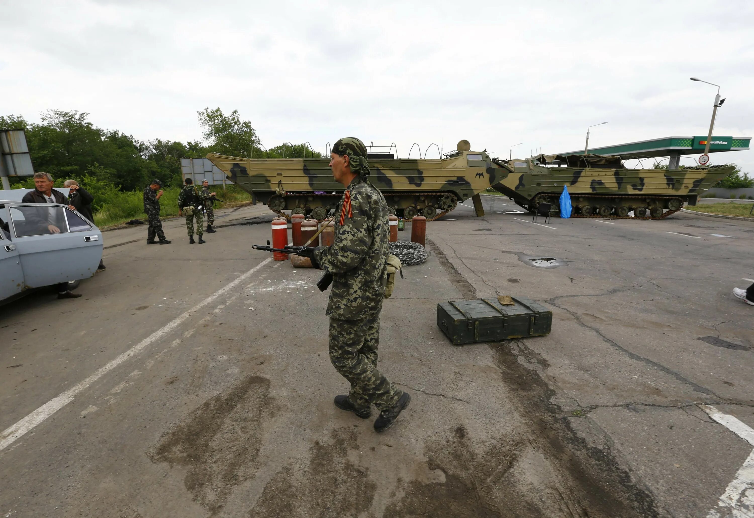 Сепаратисты 2014 украина. Пожар в москве. Солдаты донбасса. 18 августа 2014. Детский пляж в зугрэсе 2014 обстрел.