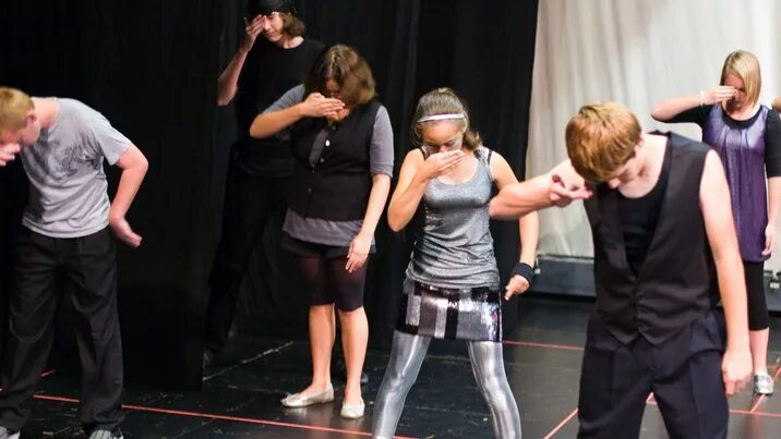 Современные танцы. Брейк данс яркий арт парень красный. Современный танец контемпорари. Сломанные танцы. Сломанные танцы.