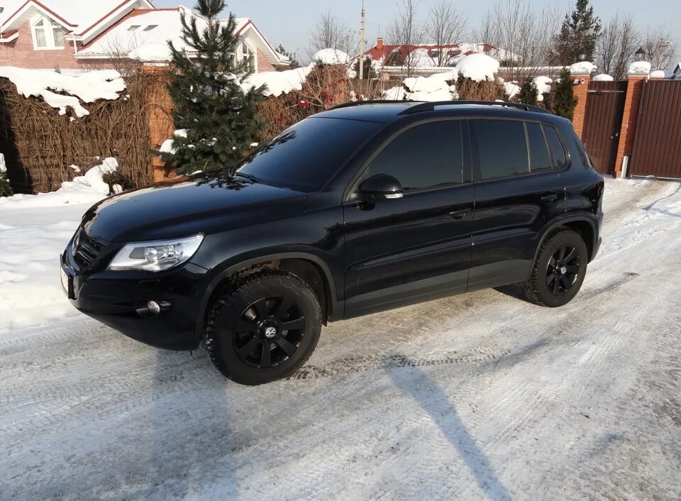 R19 белый tiguan 2. Тигуан черные диски. Черные диски volkswagen tiguan. Диски ковка volkswagen tiguan 2. Тигуан черные диски.