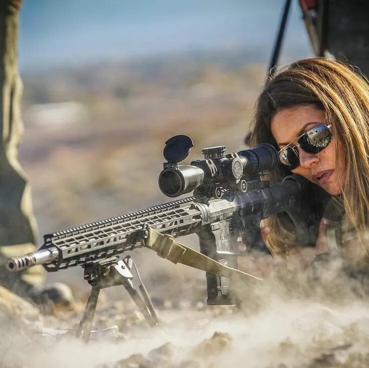 Девушка солдат. Ася галаева снайпер. Девушка стала снайпером. Женщина с винтовкой. Брюнетка с оружием.