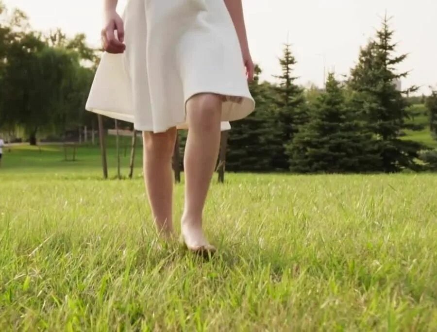 No Walking on grass. Девушка идет с чемоданом. Girl on Walking. Barefoot teen on grass. Girl walking on