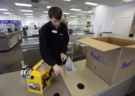 Package has shipped. Fedex package. fedex посылка. fedex сортировочные центры. fedex box.