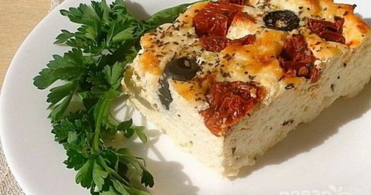 Запеканка с помидорами и оливками. Запеканка из творожной массы. Блюда с творогом несладкие. Творожная запеканка с изюмом. Творожная запеканка с сыром.